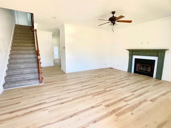 Building Photo - Freshly RENOVATED!!!