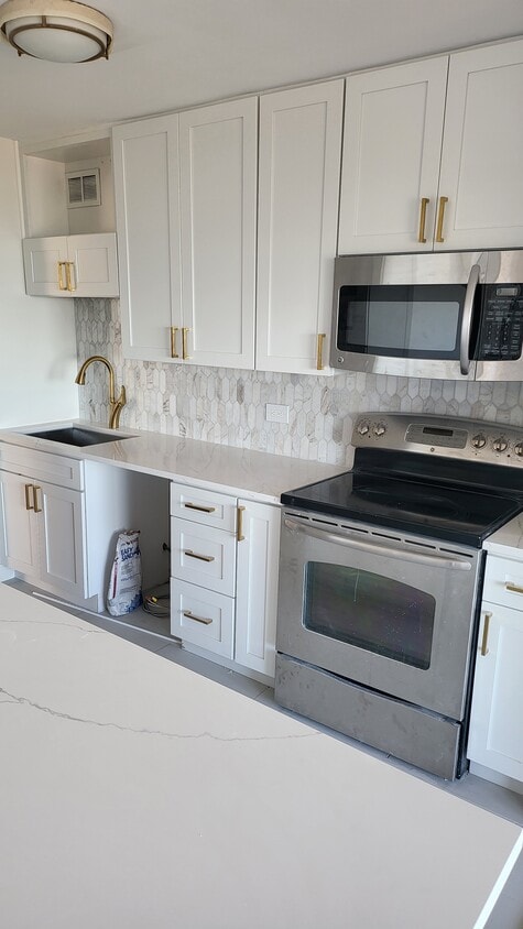 Foto principal - 5445 N Sheridan Rd
