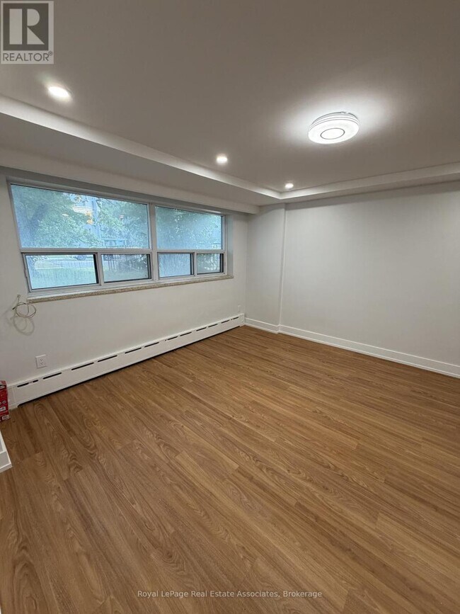 Photo du bâtiment - 3877 Bathurst St