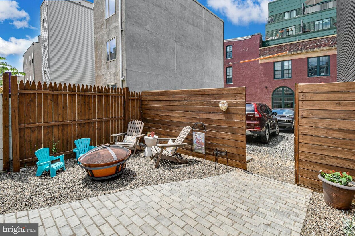 Primary Photo - 2058 E Susquehanna Ave