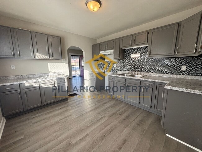 Building Photo - Spacious & Updated 2 Bedroom Home Near Southeast Indy Available NOW!