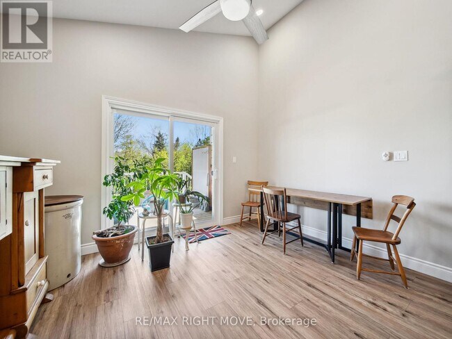 Photo du bâtiment - 112-112B Creighton St S