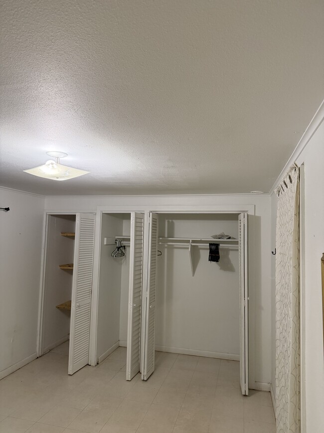 Building Photo - 205 Strawberry Ln