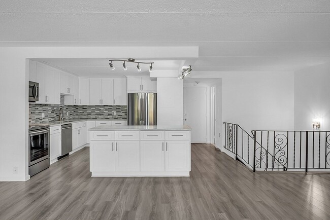 Building Photo - 146 Marble St