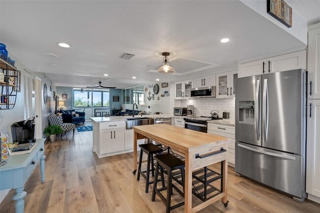 Building Photo - 6035 Sea Ranch Dr