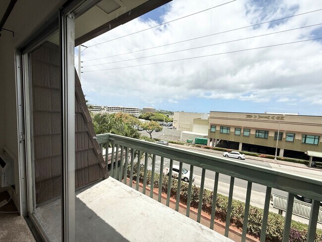 Foto del edificio - MOVE IN READY! Pacific Village- 3 Bd/ 2.5 Ba Town House