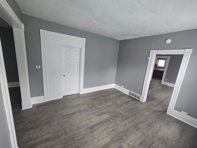 Building Photo - 2 Bedroom House