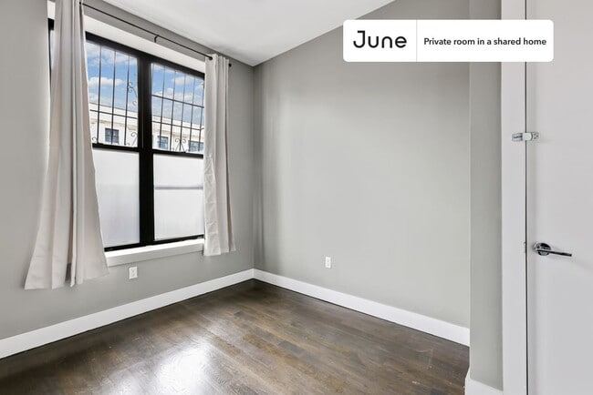 Building Photo - Private bedroom in 4 bed/2 bath Home