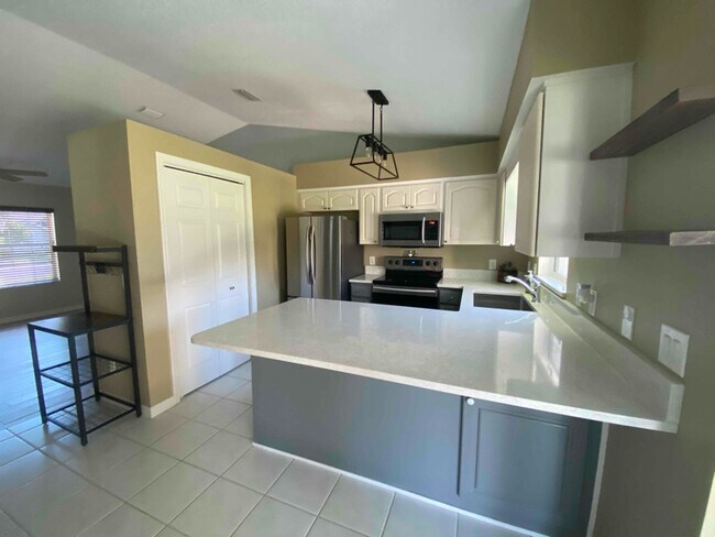 Building Photo - 3915 E Lake Todd Dr