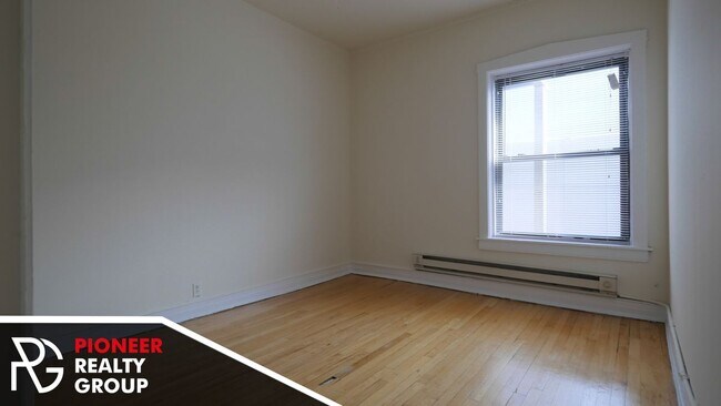 Building Photo - 813 W Waveland Ave