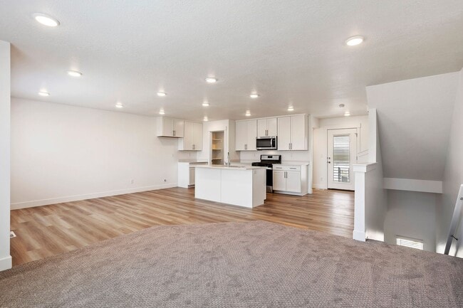 Foto del edificio - Your Next Home Awaits – 3-Bedroom Townhome...