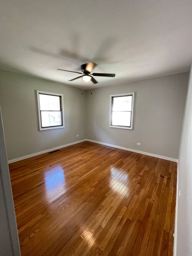 Foto del edificio - 3 Bedroom House Close to Columbian Park!