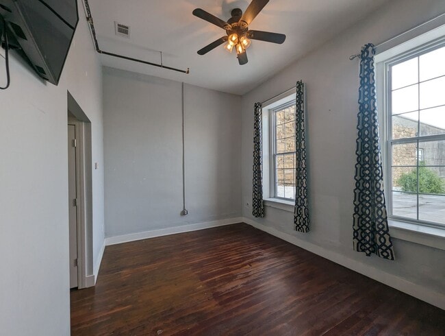 Building Photo - Upstairs Loft on Main Street in Batesville...