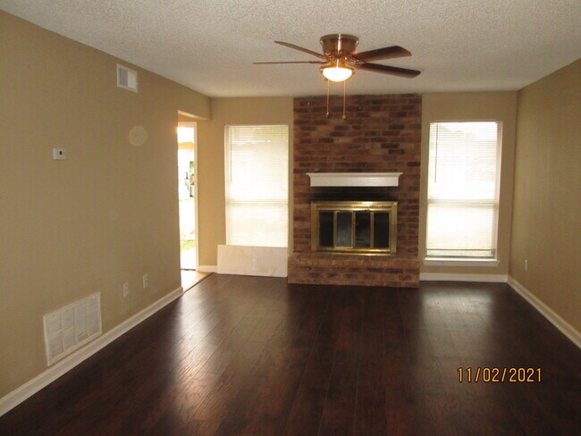 Foto del edificio - 413 Lakeway Dr