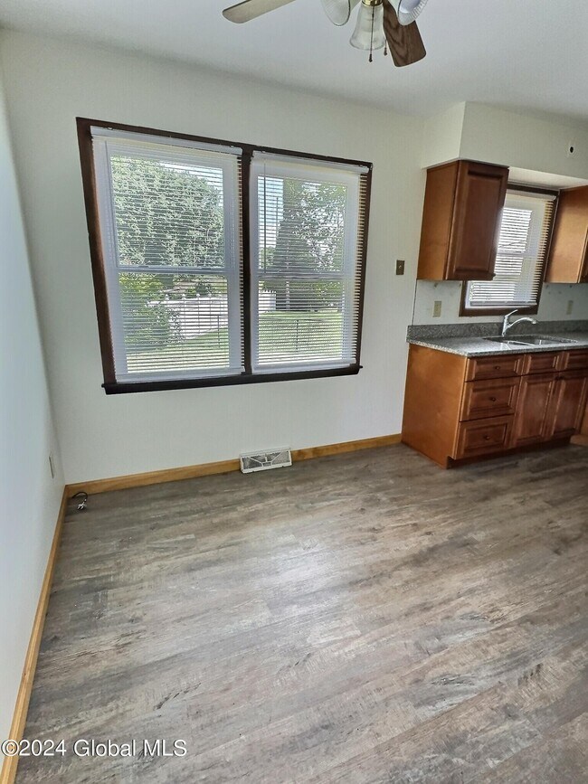 Building Photo - 2 Ledgewood Dr
