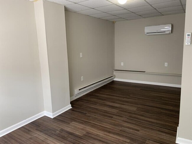 Foto del edificio - 300 Forrest Ave