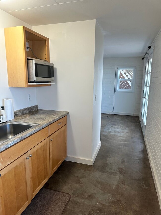 Building Photo - Kaimuki Studio, utilities included, street...