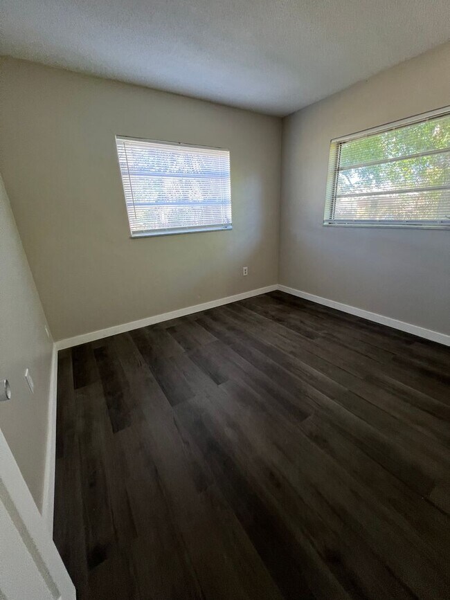 Foto del edificio - $1,350 ** Annual Lease ** 2 Bedroom / 1 Ba...