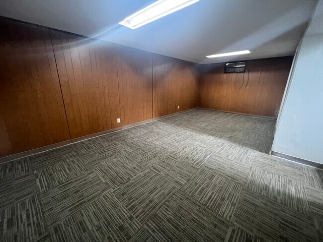 Building Photo - 1806 Joanna Ave