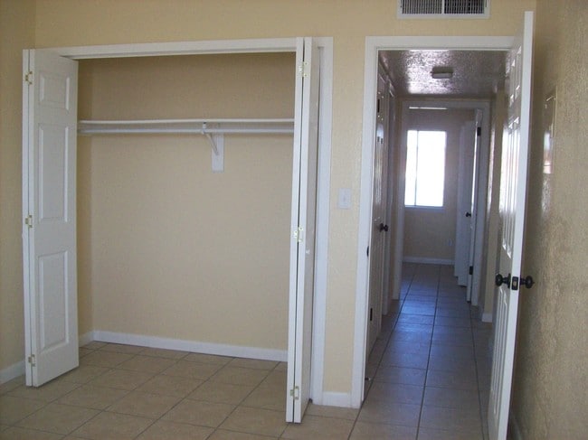 Building Photo - 2522 Gold Ave