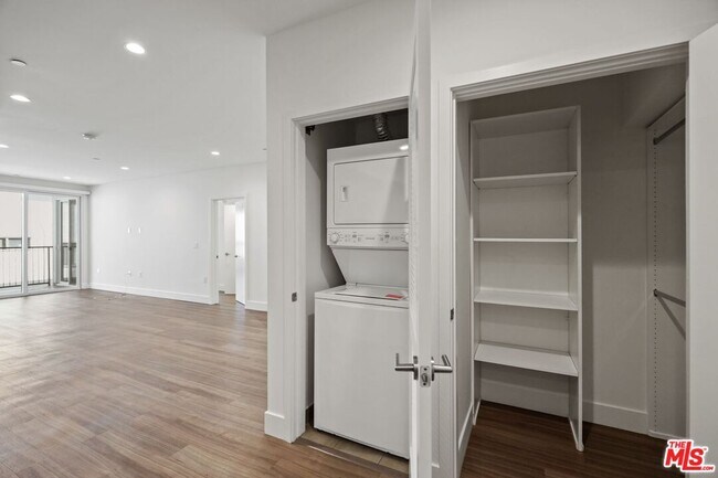 Foto del edificio - 1265 Barry Ave