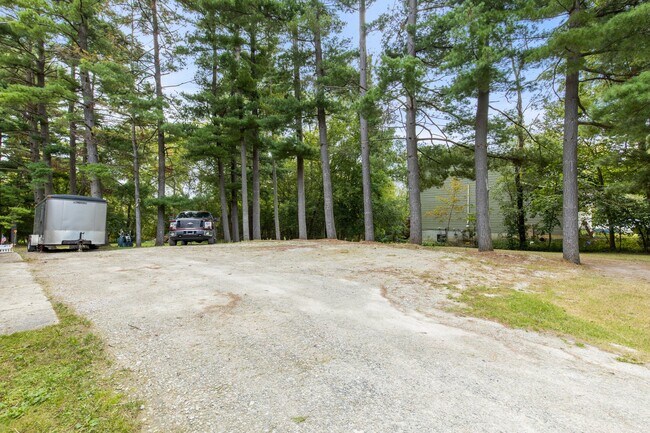 parking shared with only 1 other tenant - 8820 Garfield Dr