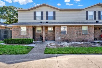 Building Photo - 230 Whispering Oaks Ct