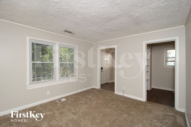 Building Photo - 1800 Oakmont Dr NW