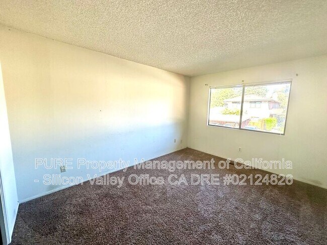 Foto del edificio - 140 Torrey Pine Terrace
