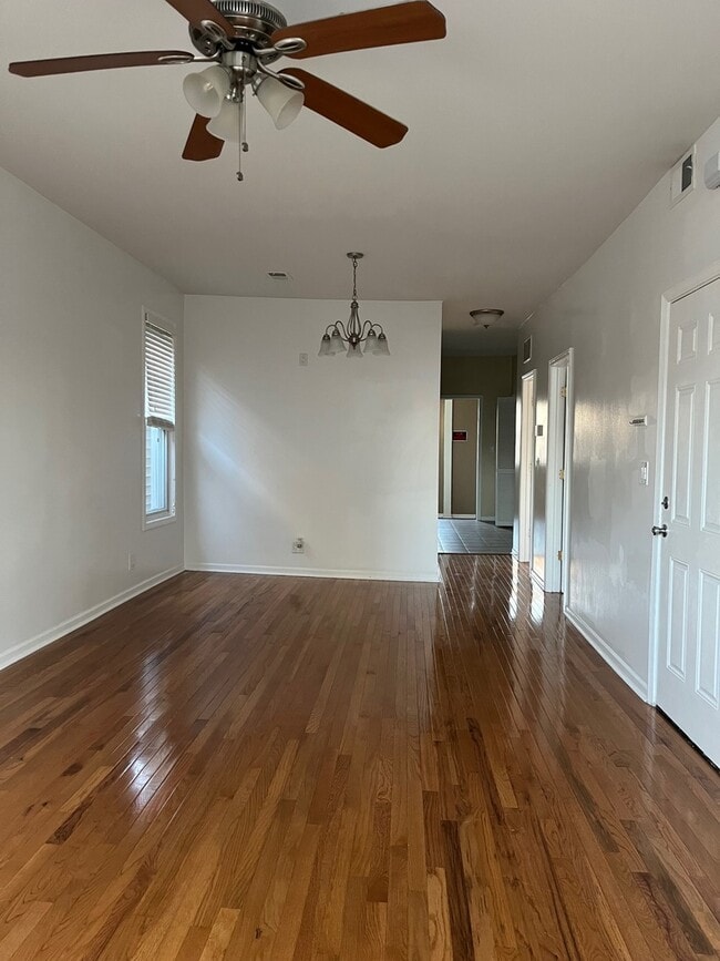Building Photo - 3315 W Dickens Ave