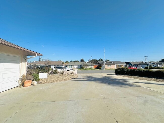 Building Photo - 3BD/2BA Single-Story Home in Huntington Beach