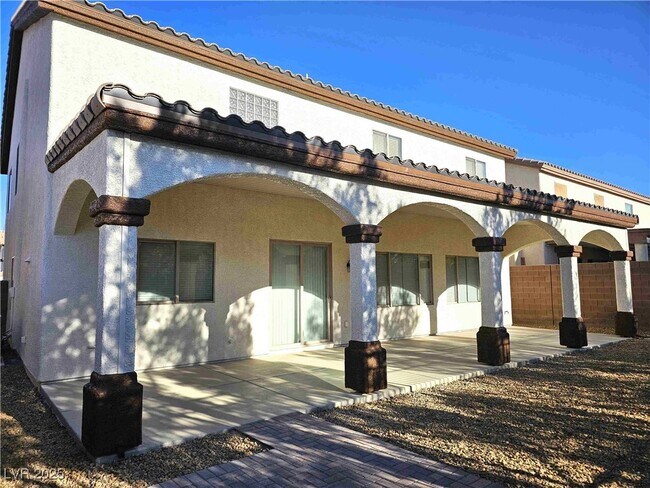 Building Photo - 2553 Chateau Clermont St