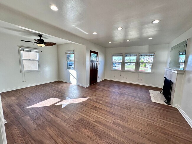 Building Photo - Beautiful home on a quiet tree-lined street