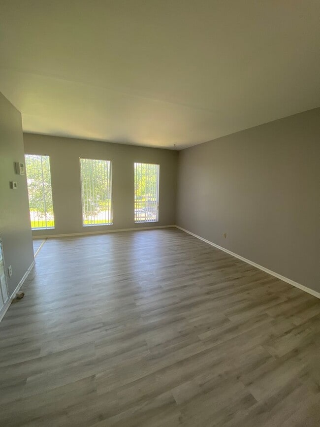 Building Photo - Ready now! Updated One Bedroom One Bath in...