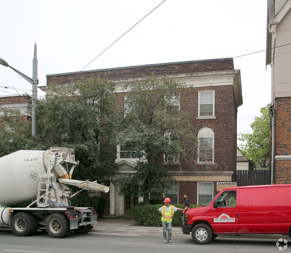 Primary Photo - 917 St Clair Ave W