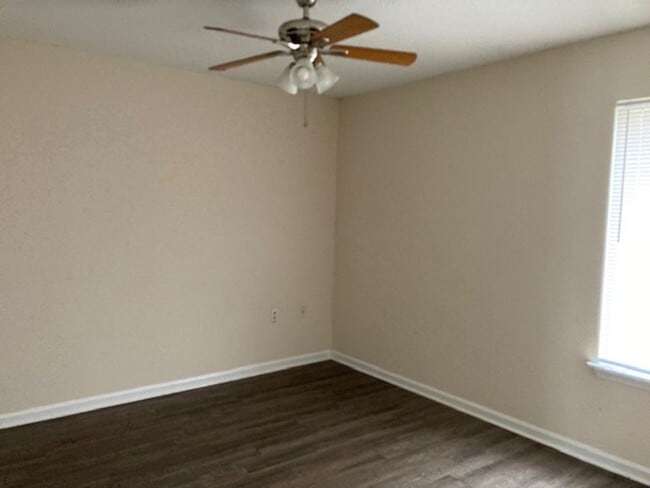 Building Photo - 2 Bedroom at Southern Villa