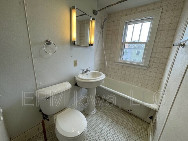 Building Photo - 412 Belmont Ave