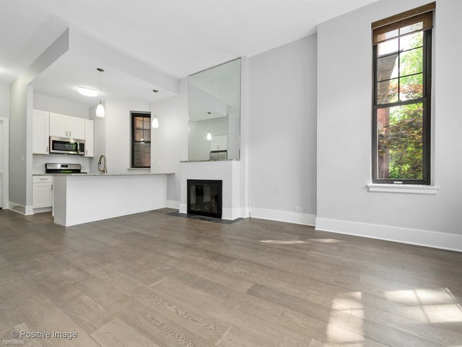 Building Photo - 1 br, 1 bath  - 1349 N State Pkwy Apt 1W