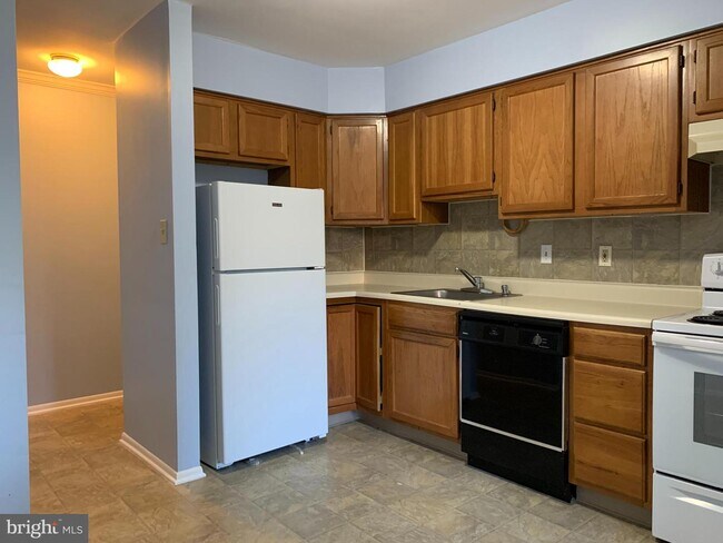 Building Photo - 1104 Lisadale Cir