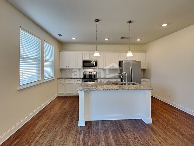 Foto del edificio - 6204 Rosemore Ln
