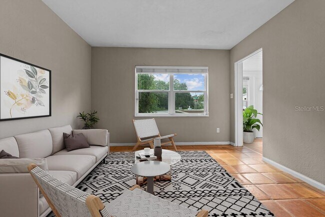 Building Photo - 305 Altaloma Ave
