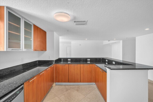 Building Photo - 1800 N Bayshore Dr