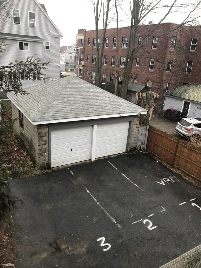 Building Photo - 3 br, 1 bath Triplex - 15 Glendale St Floor 2