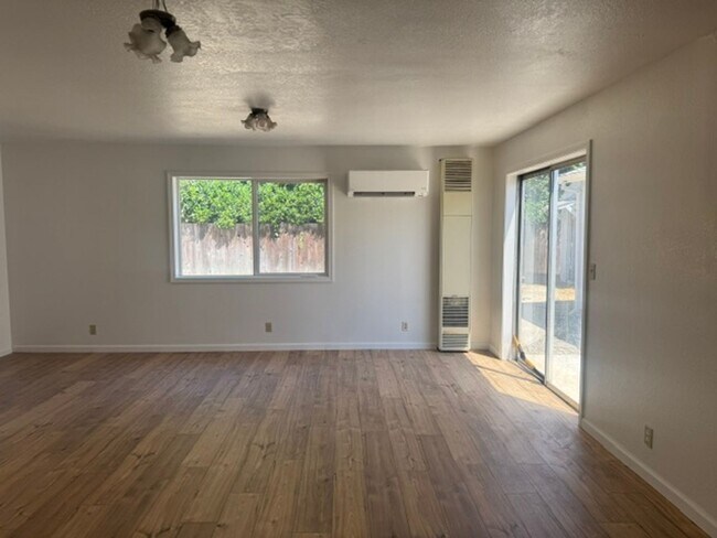 Foto del edificio - Freshly Renovated 3-Bedroom Home with RV Parking & Detached Double Garage