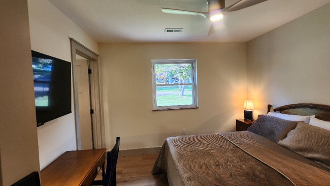 Building Photo - 1704 S Forest Dr