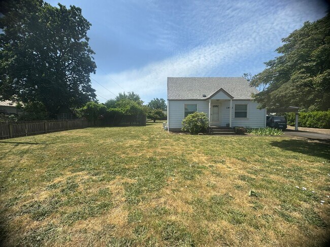 Foto del edificio - 3-Bedroom, 1-Bath Home In The Cal Young Ar...