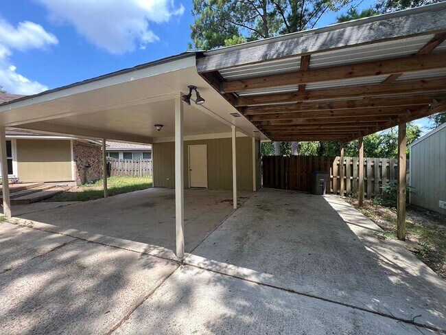 Foto del edificio - Charming Baton Rouge Home with Flex Room, Fireplace & Spacious Front Porch