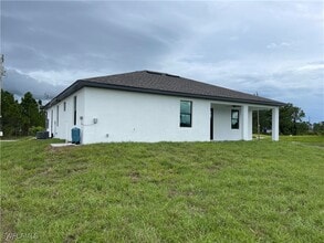 Building Photo - 821 Newell St E