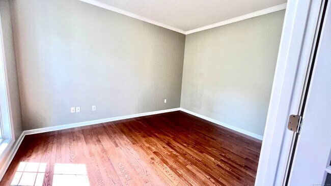 Building Photo - 329 Sterling Dr