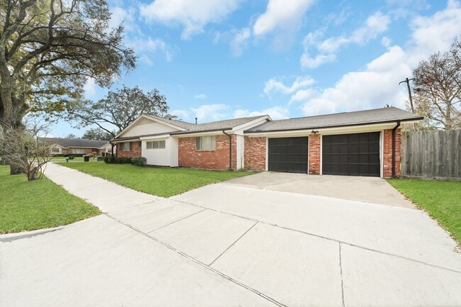 Building Photo - 4002 Martinshire Dr